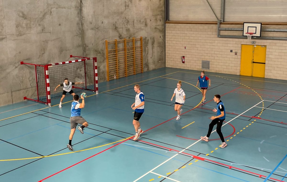 Les étudiants de la promo 2024-2026 du master EOPS jouent un match de handball encadré par leur parrain Pascal Mahé.