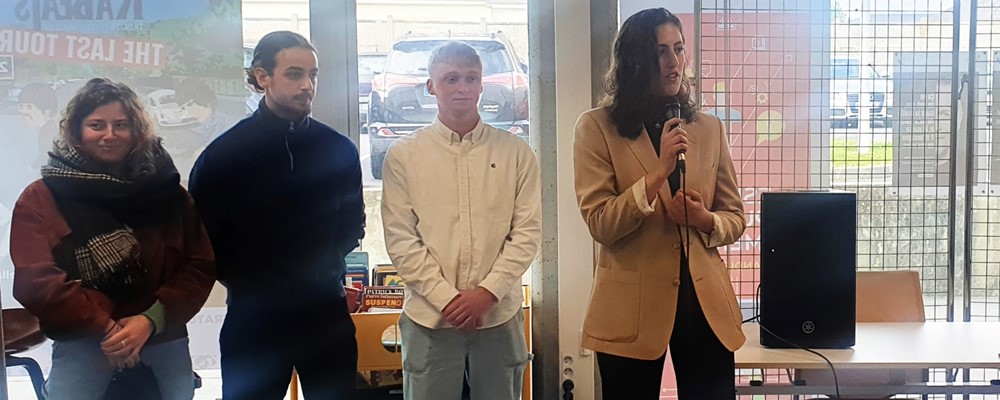 Juliette MEZIERE, Lounès MACAUX, Mathis LEROY, et Camille CHAZALVIEL, étudiantes et étudiants en M2 Ergonomie, présentant leur exposition « Les mains de la Normandie » lors de l’inauguration du Salon du Mieux-Être Normandie, le 25 avril 2025 à Ouistreham.