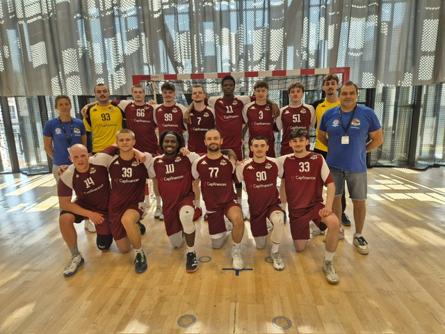 L'équipe universitaire de handball avec ses entraineurs