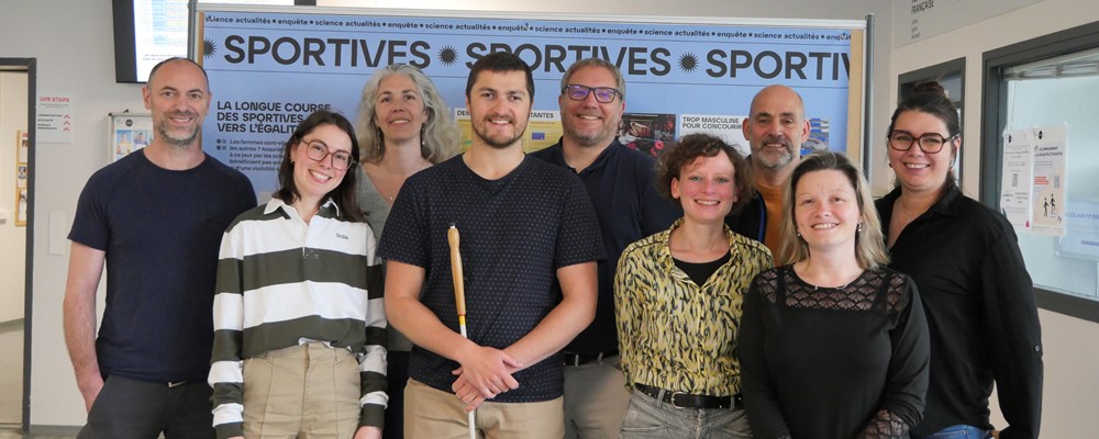 Joran Tanquerel avec l'équipe administrative de l'UFR STAPS lors de son stage