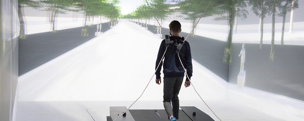 personne marchant dans une salle de réalité virtuelle