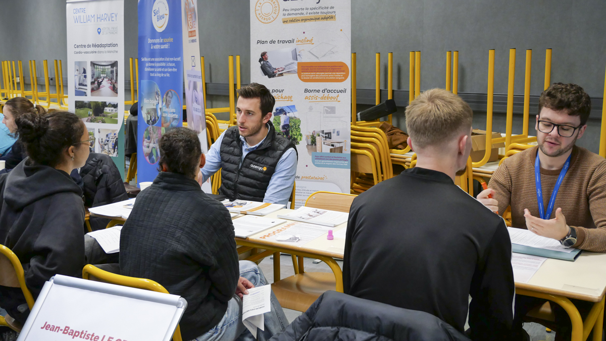 Des professionnels échangent avec des étudiantes et étudiants de L1 STAPS