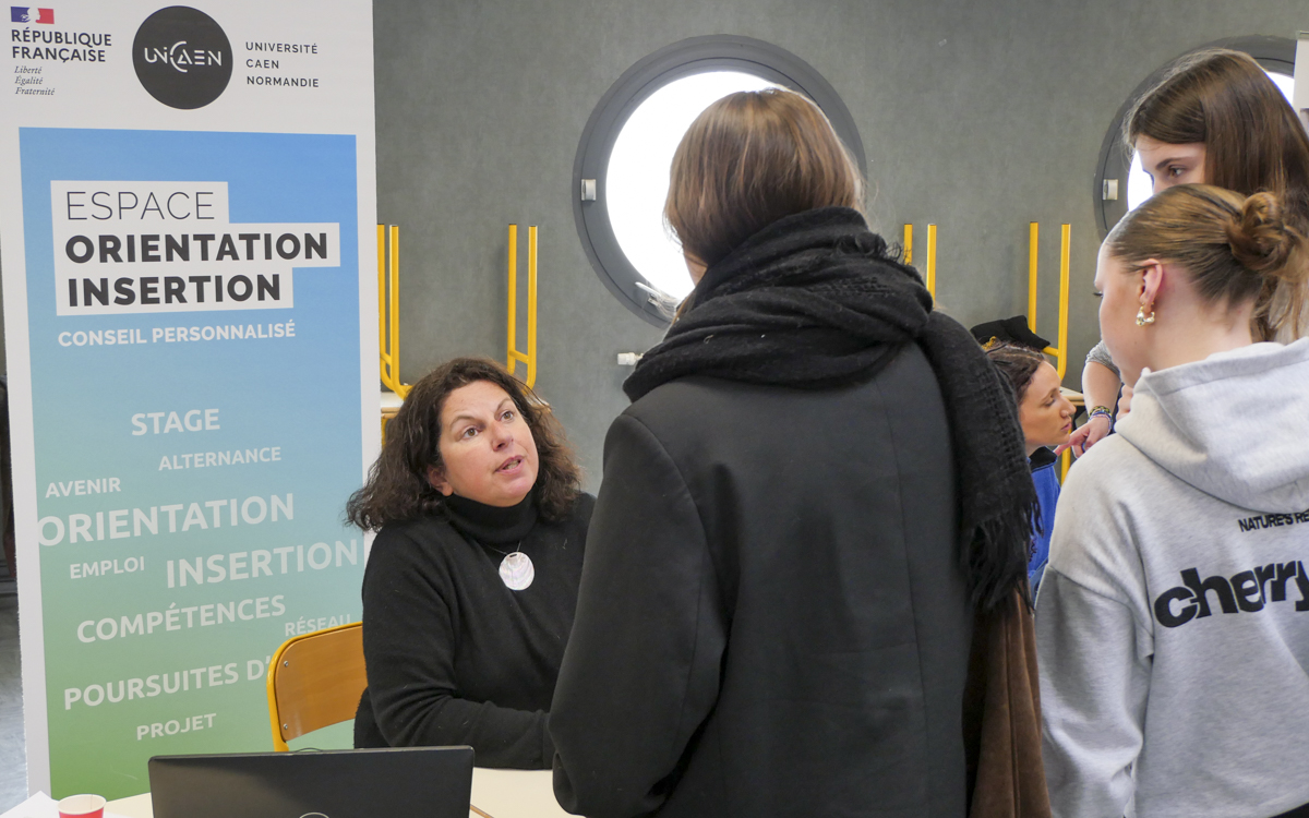 Une professionnelle de l'EOI (Espace orientation & insertion) conseille des étudiantes de STAPS