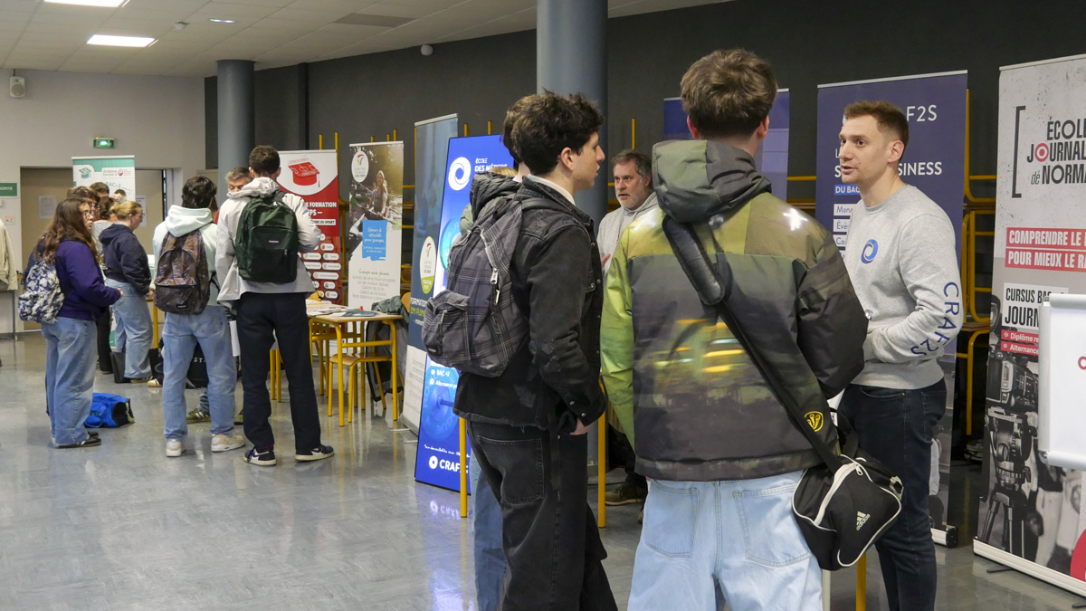 Des professionnels de centres de formations sportives discutent avec des étudiants de STAPS