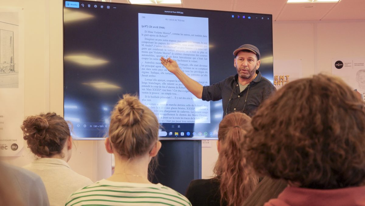 Kris, scénariste BD, raconte l'histoire de Violette Morris en présentant des sources historiques.