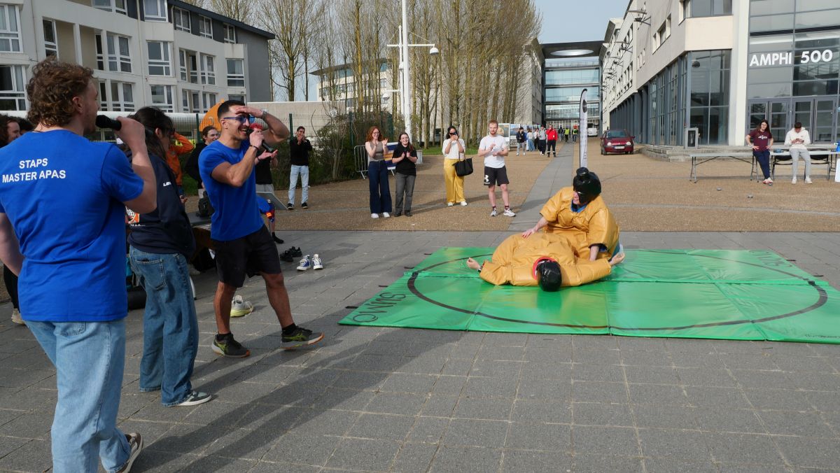 Des étudiants font un combat de sumo