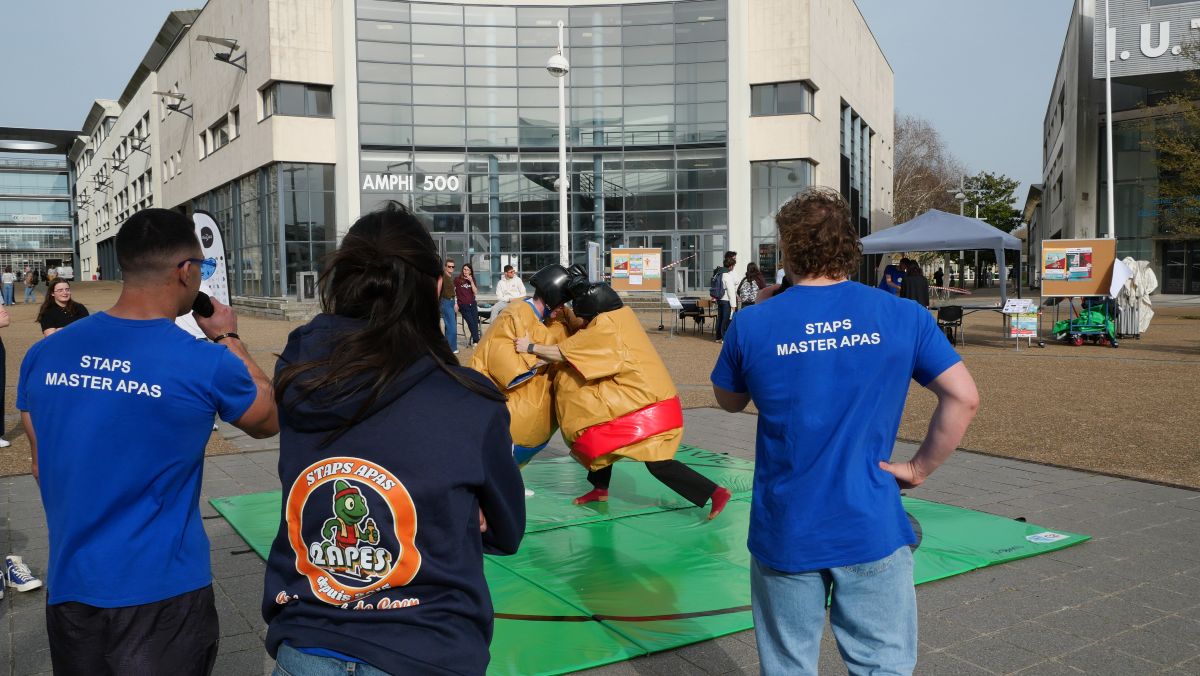 Des étudiants font un combat de sumo