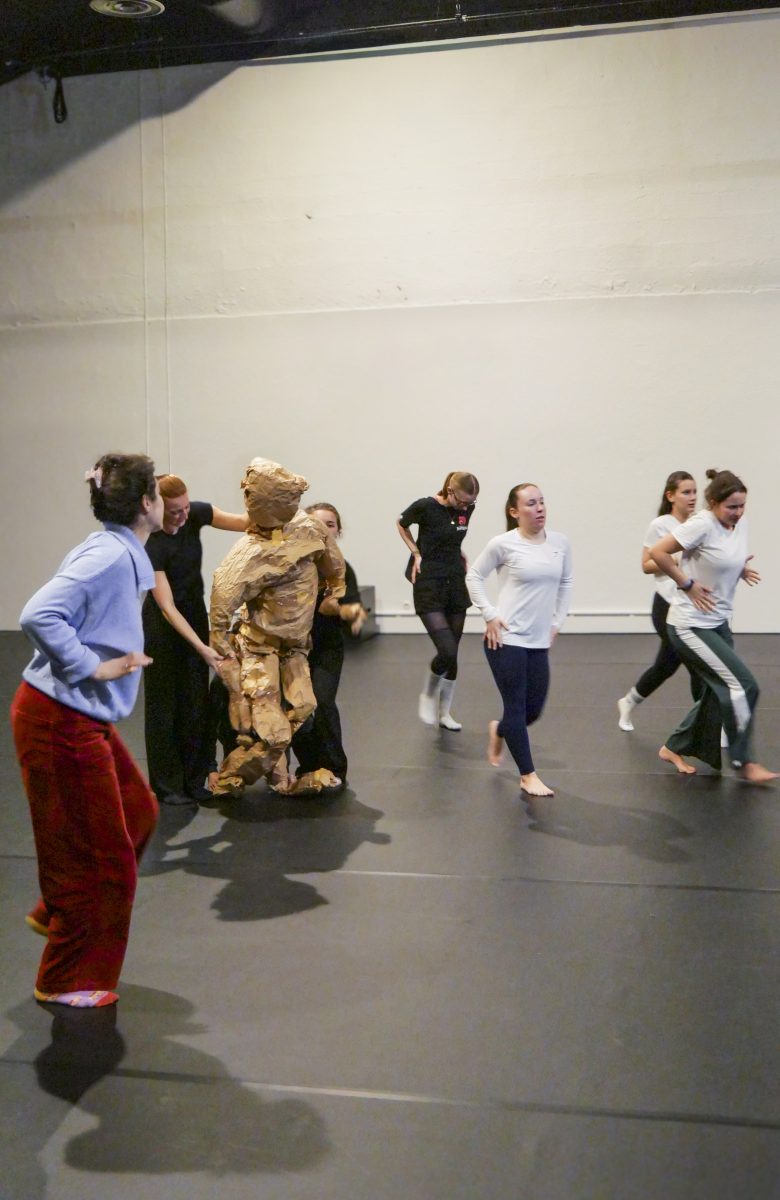 Les étudiants du groupe HArtCorps s'entraînent avec Mélanie Giffard, danseuse, au Centre chorégraphique National