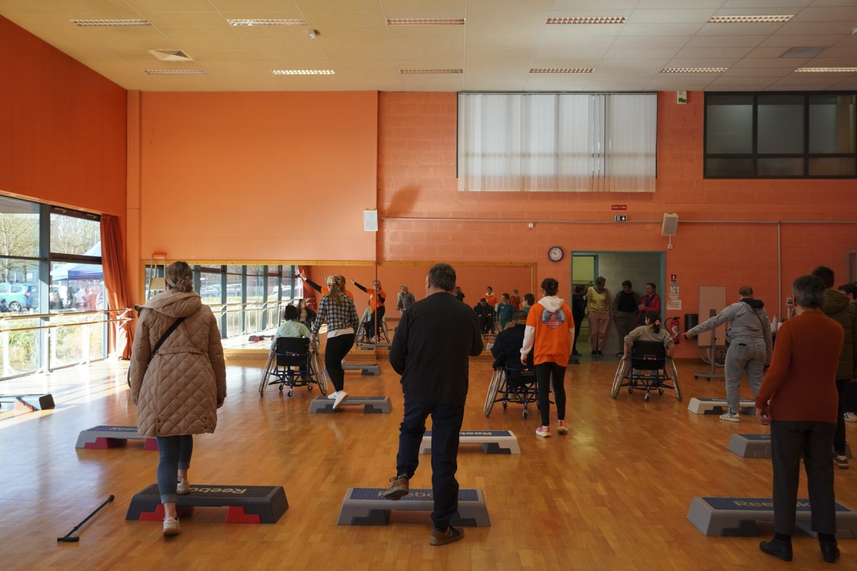 Des personnes participent à un atelier de step fauteuil