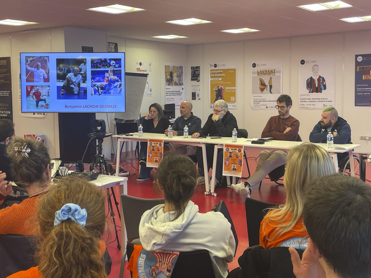 Mathilde Jagut, Benjamin Lacroix-Desmaze, Alain Pichon, Marc Collyer et Wilfrid Davie, invités de la table ronde : "Le parasport : du loisir à la haute performance" face au public.