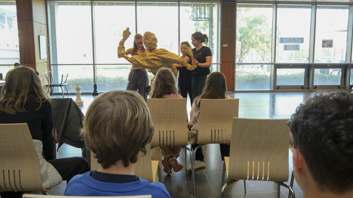 Les étudiants du groupe HartCorps s'entraînent devant les enfants venus les voir à l'occasion du festival En Quête de Sciences