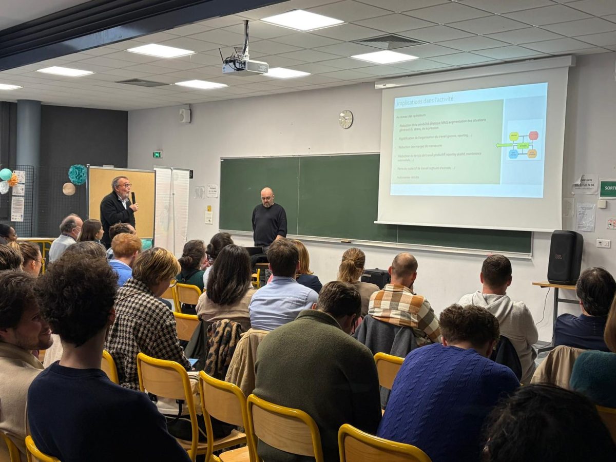 Daniel et Guillaume Depincé présentant leur conférence : "Quoi de neuf dans le travail depuis 20 ans ? Quel avenir pour les ergonomes ? " face au public de la journée de l'ergonomie