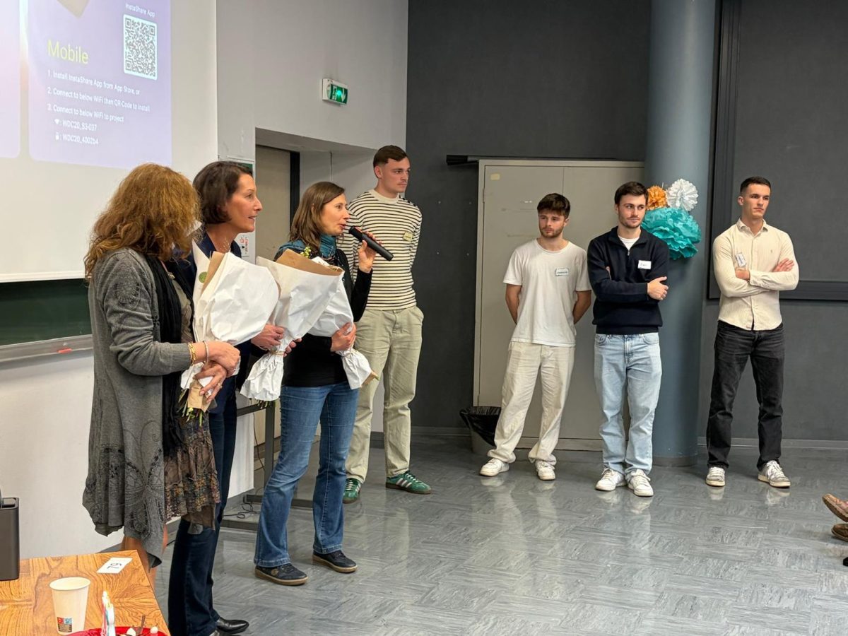 Francine Thullier, Laure Poutrain-Lejeune et Elise Faugloire, enseignantes-chercheuses et responsables pédagogiques du master STAPS Ergonomie se voient offrir des bouquets par leurs étudiants