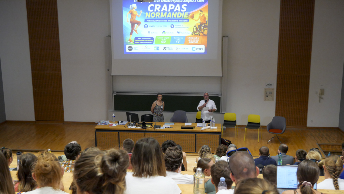 Pascale Leconte, organisatrice du colloque, accompagnée de Fabrice Dosseville, directeur de l'UFR STAPS de Caen, faisant le discours d'ouverture du colloque dans l'amphithéâtre face à une centaine de personnes venues pour la journée.